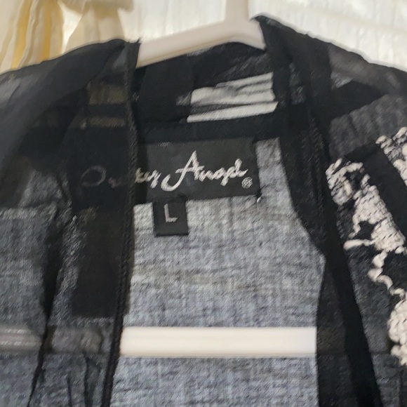 Beautiful pretty angle top - Picture 3 of 4